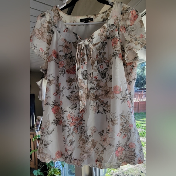 Grey crop slacks, feminine flower blouse - Picture 6 of 6